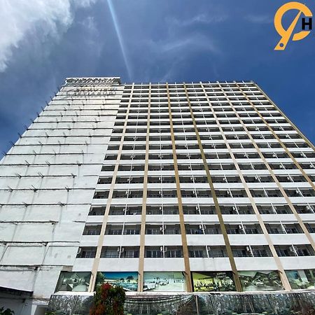 Hozby Skyview Setiabudi Suites Sunggal Buitenkant foto